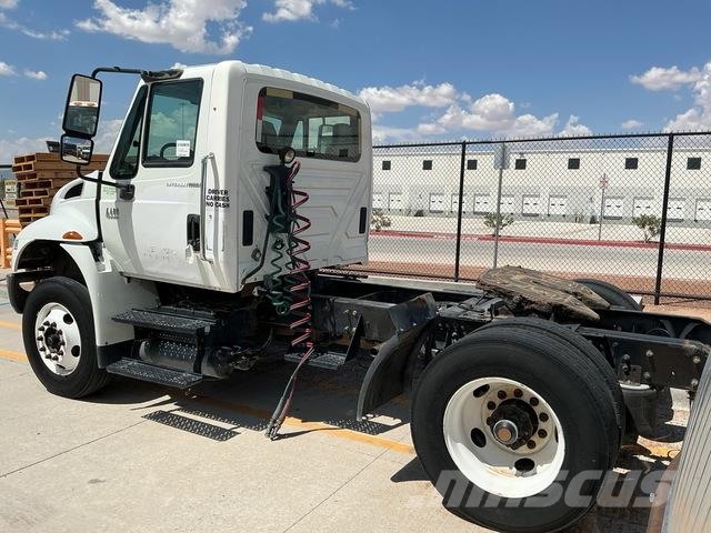 International 4400 Vetopöytäautot