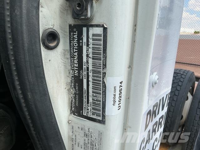 International 4400 Vetopöytäautot