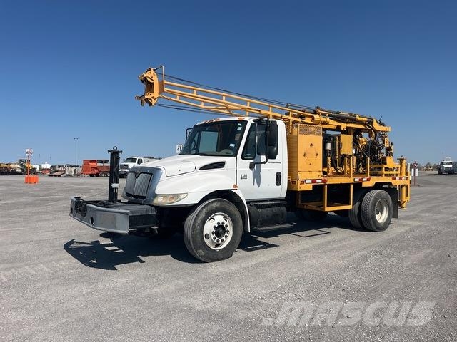 International 4400 Camion foreuse