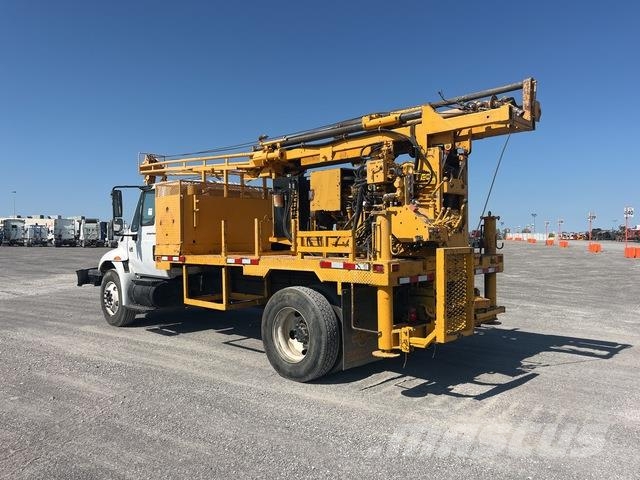 International 4400 Camion foreuse