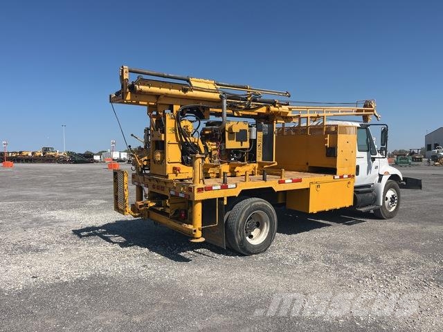 International 4400 Camion foreuse