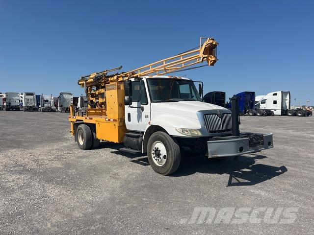 International 4400 Camion foreuse