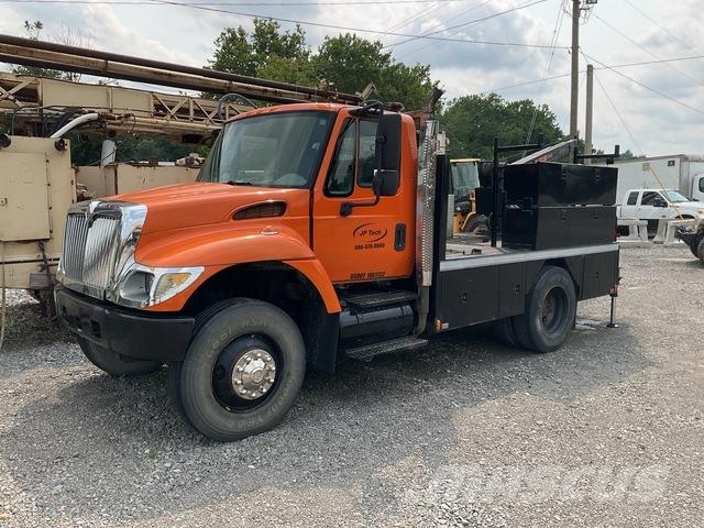 International 7300 Tovornjaki z žerjavom