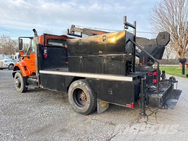 International 7300 Tovornjaki z žerjavom