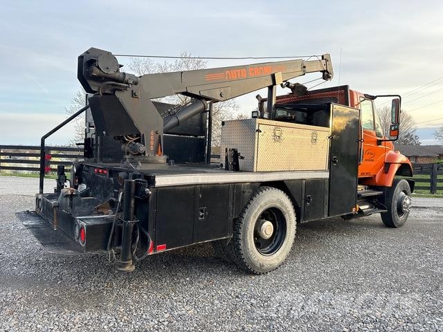 International 7300 Tovornjaki z žerjavom