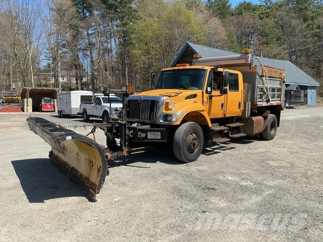 International 7400 حراثات ونصول الجليد