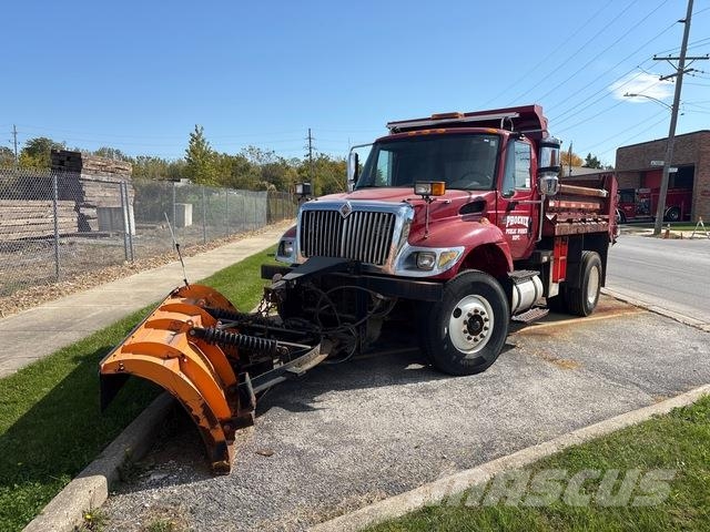 International 7400 Snow blades and plows