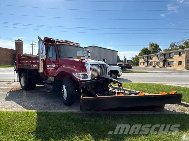 International 7400 Snow blades and plows