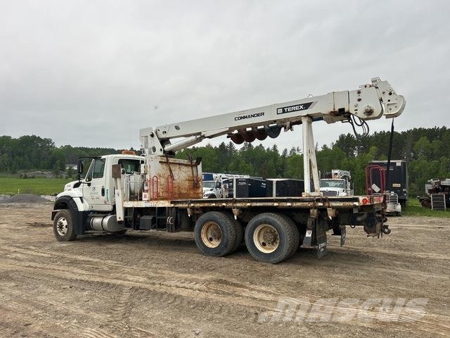 International 7600 Камиони с подвижни сондажни кули