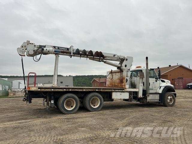 International 7600 Камиони с подвижни сондажни кули