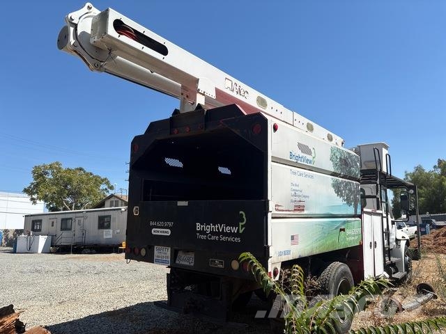 International DuraStar 4400 Ant vilkikų montuojamos kėlimo platformos