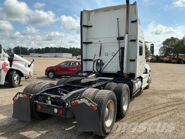 International LF687 牵引车