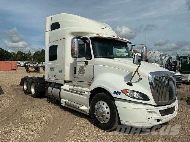 International LF687 牵引车