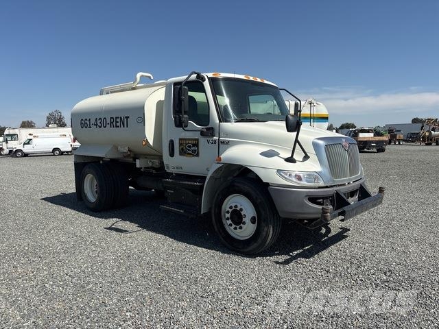 International MV607 صهاريج مياه
