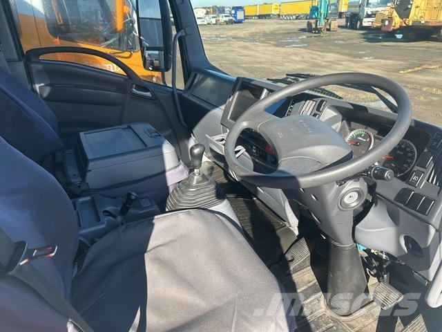 Isuzu FSD140-260 貨箱式卡車