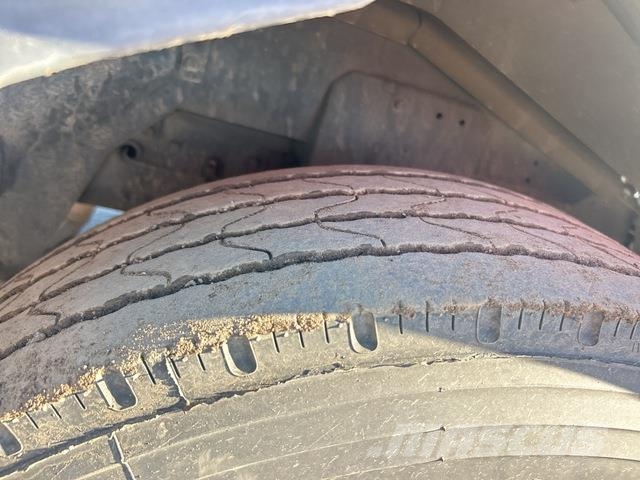 Isuzu FSD140-260 貨箱式卡車