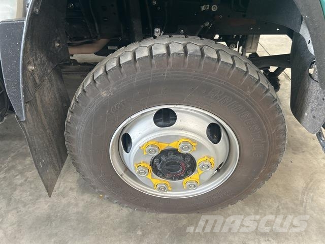 Isuzu NPS75 救援車