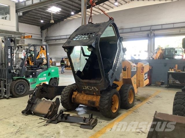 JCB 155-STDE لوادر انزلاقية التوجيه