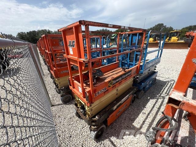 JLG 1932R رافعات مقصية الشكل
