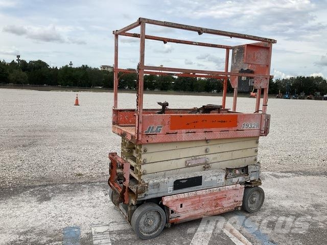 JLG 1932R رافعات مقصية الشكل