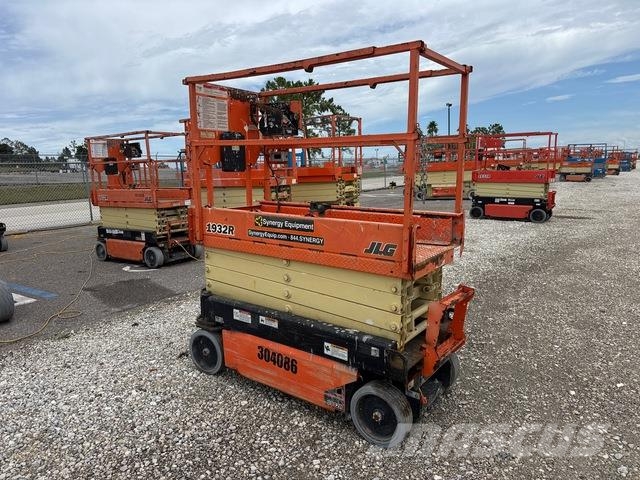 JLG 1932R رافعات مقصية الشكل
