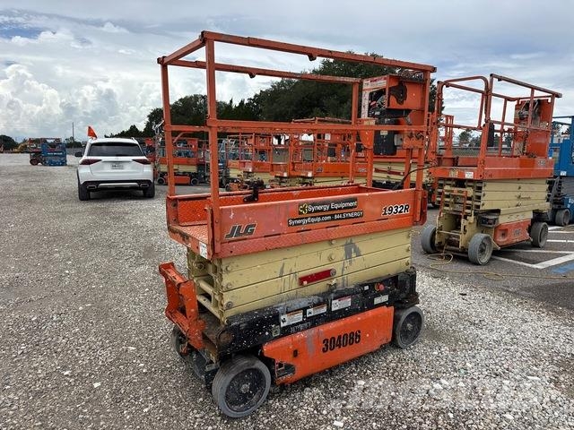 JLG 1932R رافعات مقصية الشكل