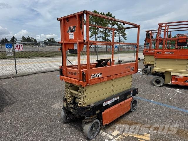 JLG 1932R رافعات مقصية الشكل