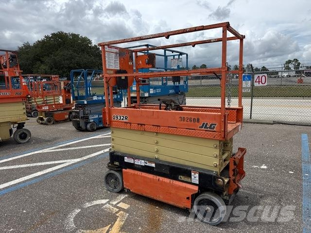 JLG 1932R رافعات مقصية الشكل