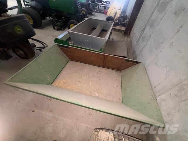 John Deere 100 Top Dresser Flüssigdüngerstreuer