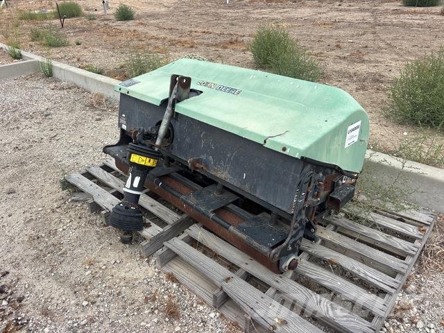 John Deere 1500 通风机和垂直割草机