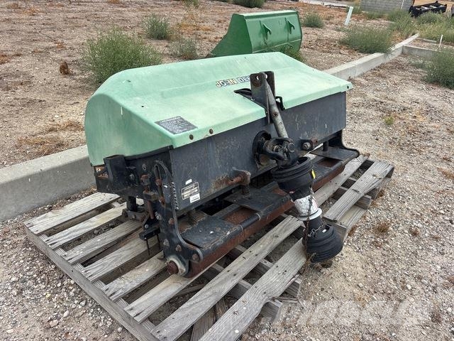 John Deere 1500 通风机和垂直割草机