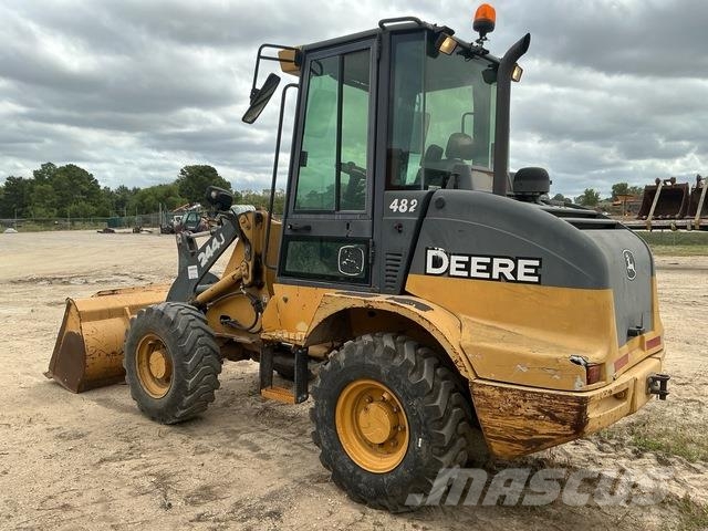 John Deere 244J Gumikerekes homlokrakodók