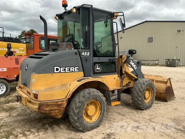 John Deere 244J Gumikerekes homlokrakodók