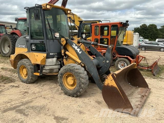 John Deere 244J Gumikerekes homlokrakodók
