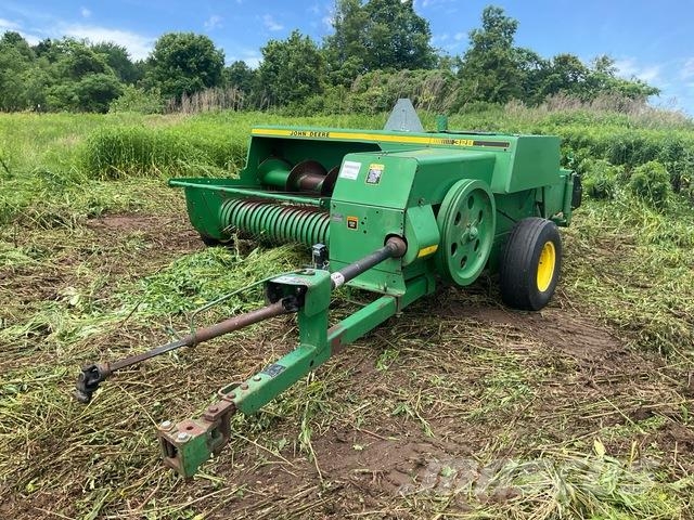 John Deere 328 각형 곤포기