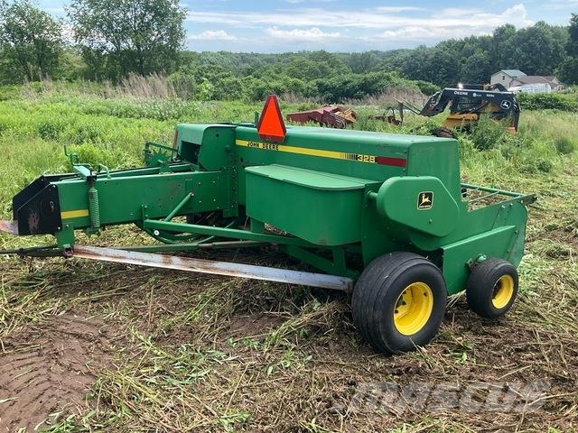John Deere 328 각형 곤포기