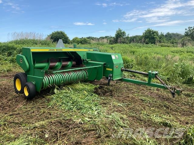 John Deere 328 각형 곤포기