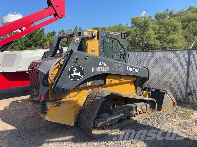 John Deere 331G Smykem řízené nakladače