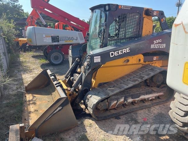 John Deere 331G Smykem řízené nakladače