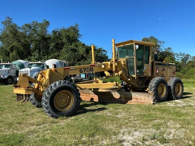 John Deere 670B Graders