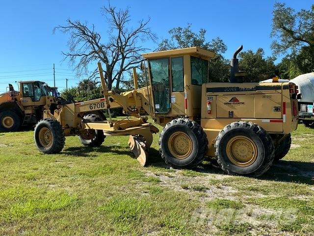 John Deere 670B Grader