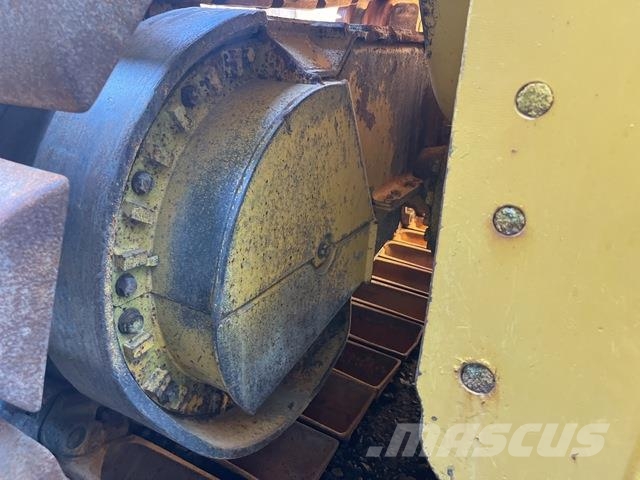 Komatsu D61PX-23 Buldožeri guseničari