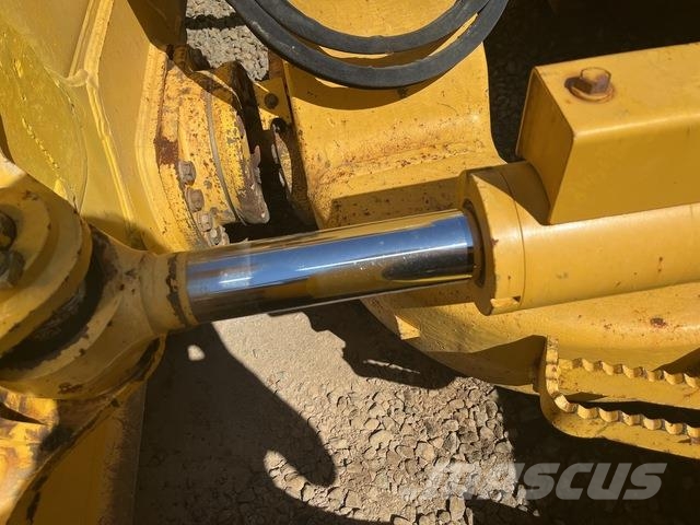 Komatsu D61PX-23 Buldožeri guseničari