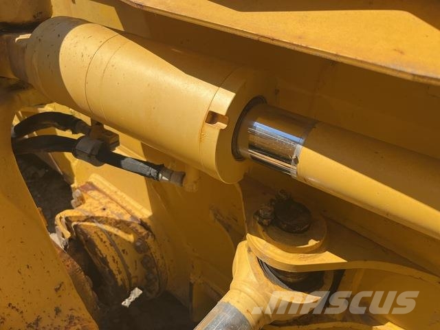 Komatsu D61PX-23 Buldožeri guseničari