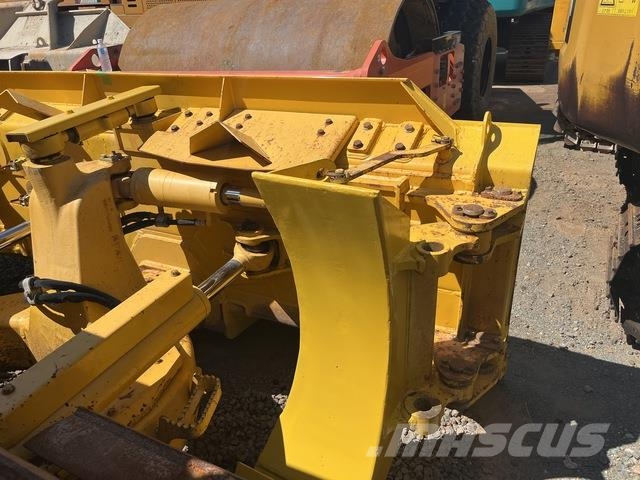 Komatsu D61PX-23 Buldožeri guseničari