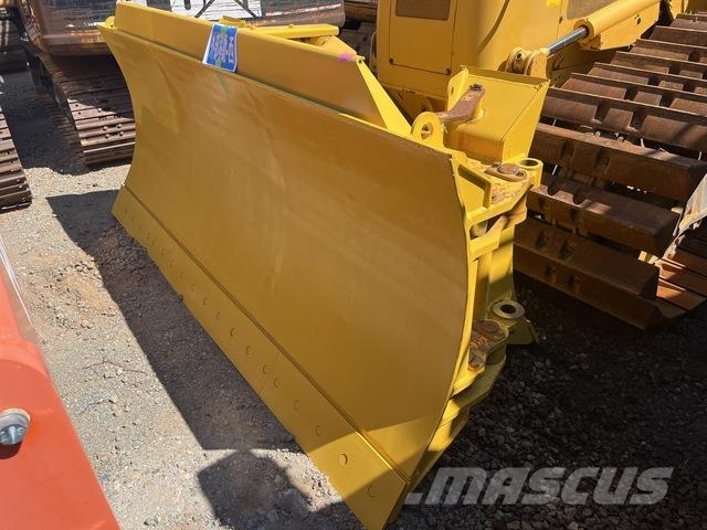 Komatsu D61PX-23 Buldožeri guseničari