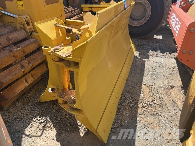 Komatsu D61PX-23 Buldožeri guseničari