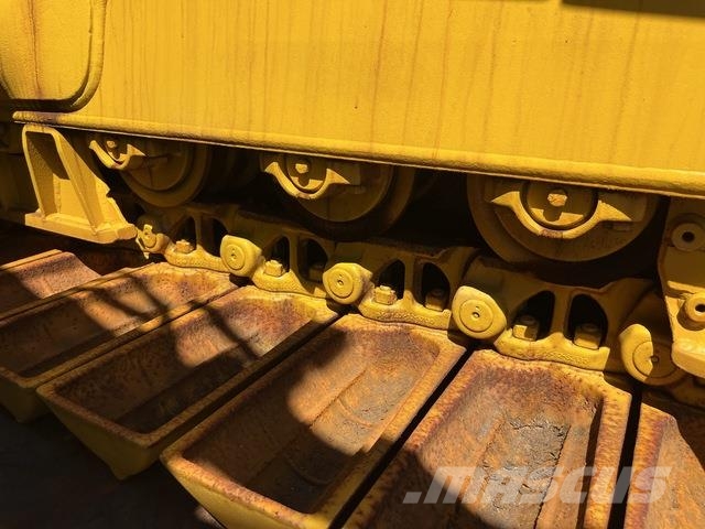 Komatsu D65PX-18 크롤러 도저