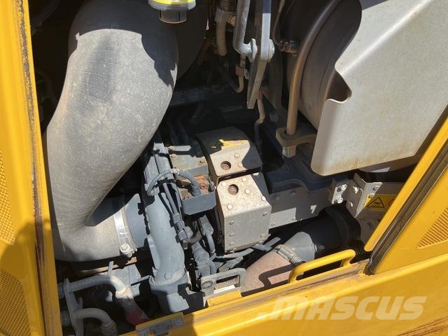 Komatsu D65PX-18 크롤러 도저