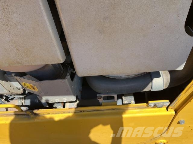 Komatsu D65PX-18 크롤러 도저